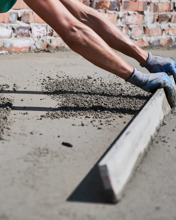 Screed with fibre used for smoothing out surfacing